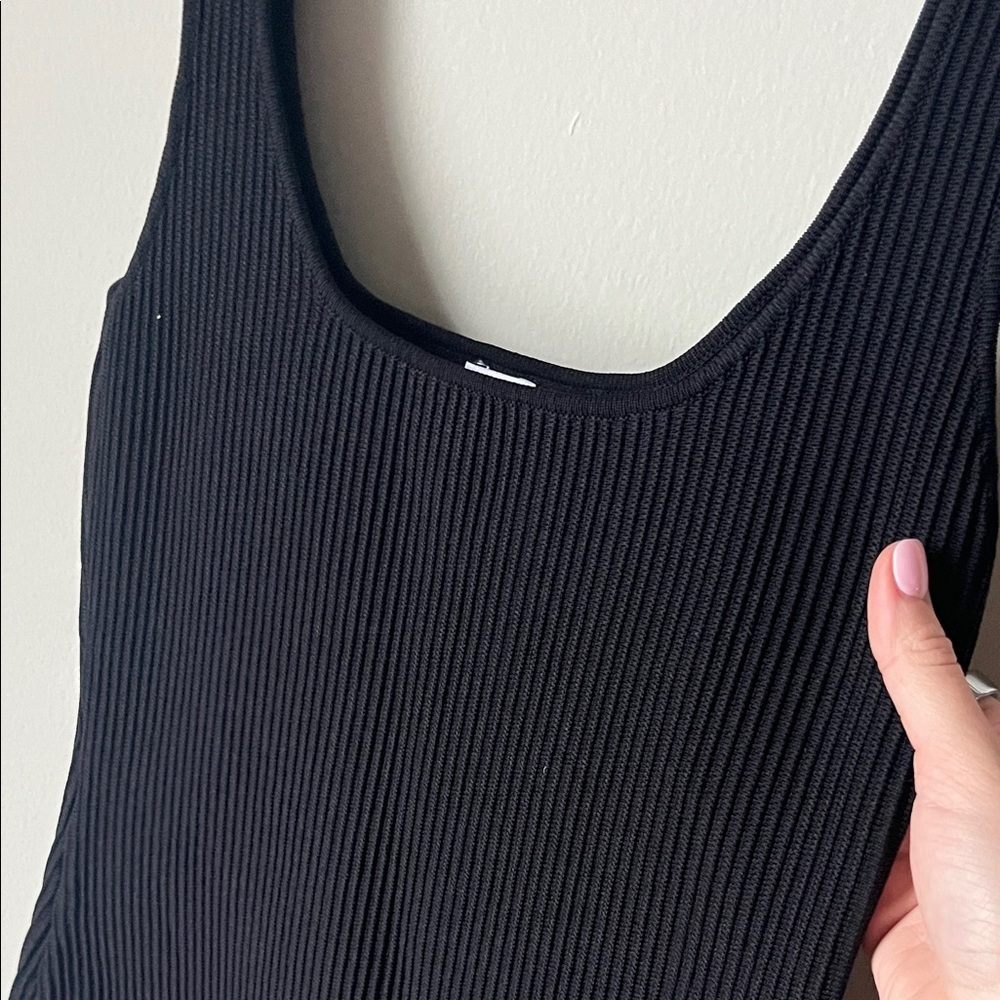 Elegant Black Sleeveless Dress - Picture 2 of 5